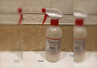 缺德客偷走酒精「灌自來水偽裝」！次數多到讓老闆娘大暴怒　網：看見人性