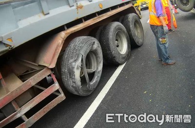 聯結車駕駛醉上路！國3大溪段撞破分隔島　「北上衝南下」雙向大打結