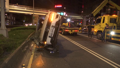 賓士疑變換車道不慎　福斯猛力撞上後大轉180度翻車...2人傷