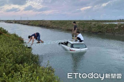 台南七股小客車失控開進海溝　水淹及胸！5人爬上車頂求救