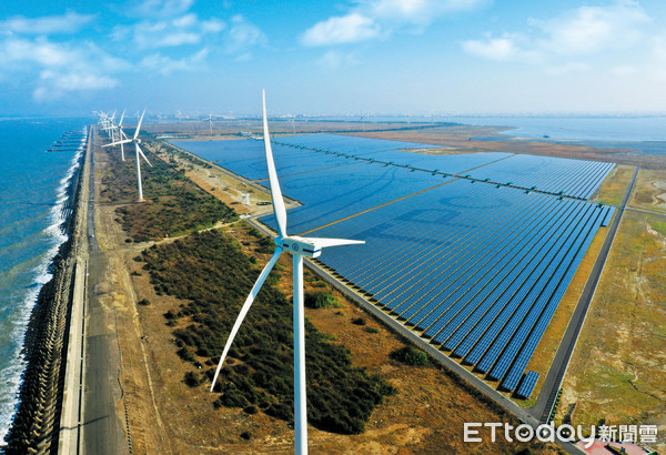 ▲台電投入綠電市場，透過銷售自建綠電，可為綠電交易平台挹注8.4億度綠電，成為目前全台最大綠電供給者。圖為「彰濱雙綠能」太陽光電暨風力發電場。（圖／台電提供）