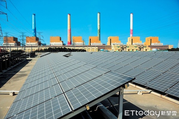 ▲台電投入綠電市場，透過銷售自建綠電，可為綠電交易平台挹注8.4億度綠電，成為目前全台最大綠電供給者。圖為「彰濱雙綠能」太陽光電暨風力發電場。（圖／台電提供）