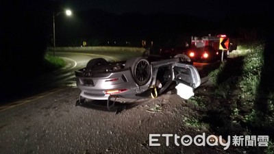 瑞芳台2線公路夜驚魂　保時捷疑高速過彎失敗…撞山4輪朝天