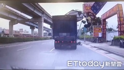 移動式紅綠燈捕捉機！砂石車「防沙網」一柱朝天　後車目睹悲劇全程