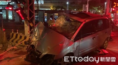 小車闖平交道！駕駛下秒跳車落跑...手狂抖稱「不知道怎麼燈就亮了」