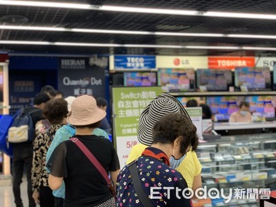 愛買開賣Switch每店限量15組！她搶頭香「漏夜排20小時」：我幫女兒買的