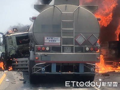 驚悚畫面曝光！西濱油罐車推撞貨車「翻覆起火」…3人困車內