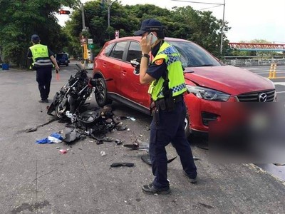 男大生加油站大夜代班！返家撞左轉車亡　母認屍不停掉淚：時間到走了