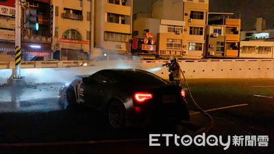 拓海神車暗夜自撞標誌桿　帥氣車頭全毀冒白煙...駕駛落跑丟下2重傷友