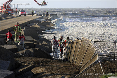 荷蘭海岸突釀「雪崩式泡沫海水」溺斃5衝浪好手　救生隊員黏滿灰褐色液體