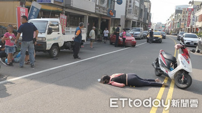 4貼機車與迴轉車碰撞　三寶媽倒地不起！8歲姊含淚安撫大哭弟妹：媽媽會好起來