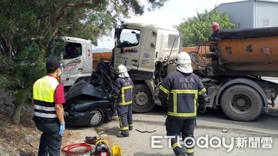 路口煞車禮讓　好心卻招噩運！後方砂石車硬生生將老夫妻推向鬼門關