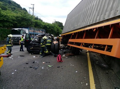 聯結車駕駛一心二用翻車　小客車追撞成廢鐵…駕駛亡