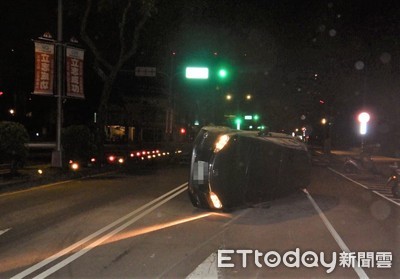 辯轉彎下腰撿手機自撞整輛車側翻　警一聞有酒味駕駛超標送辦