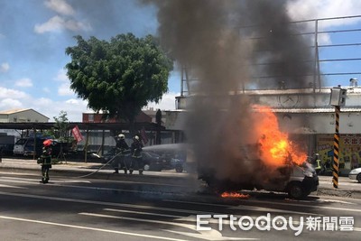 小貨車「測速照相」前突起火　駕駛驚逃...鋼瓶爆炸烈焰衝天