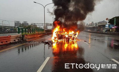 台中陰雨不斷　台74線轎車撞分隔島燒成廢鐵！駕駛自行脫困