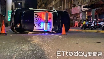 碰！警車闖紅燈遭撞側翻路中　所長：遇可疑車輛鳴笛追車