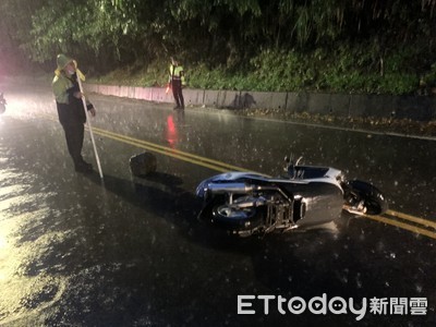 頂著大雨騎車...一顆「直徑40公分」石頭從天而降　害騎士痛苦進醫院