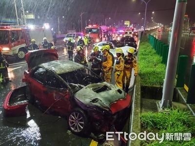 快訊／台中深夜3車追撞…起火！男駕駛困住成焦屍慘死