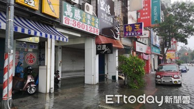 獨／最遙遠的上班距離！淹水開不了店門…她乾坐騎樓嘆：雨下得太誇張