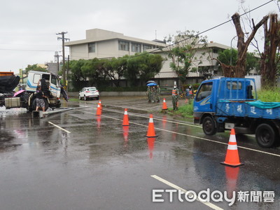 嘉義聯結車天雨路滑撞安全島　油料庫士官兵冒雨搶救