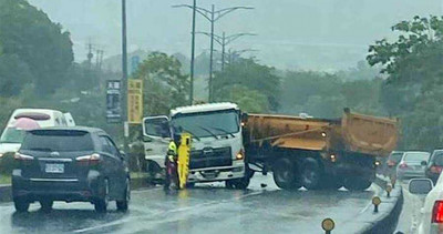 彰化砂石車下坡「剎不住」！猛撞斷兩半　橫躺中彰快速道路