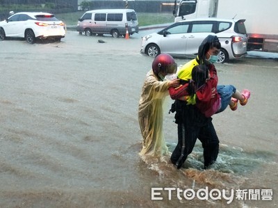 暴雨中母女騎車自摔…女童險被沖走！員警涉水「公主抱」及時救援