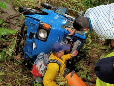 嘉義小貨車跌落10米深邊坡　七旬老婦全身癱瘓有生命危險