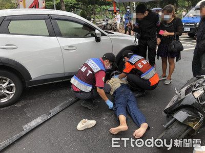 汽機車相撞！女騎士受困車底　民眾合力移車脫困送醫