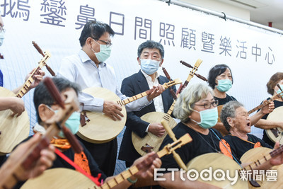 鵝鸞鼻日照中心揭牌！　陳時中與「民謠國家隊」彈月琴合唱洗手歌