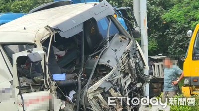 砂石車衝撞國3分隔島...巨大告示牌攔腰折斷！車頭凹陷全毀　駕駛胸部受傷