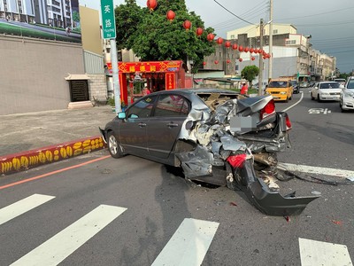 快訊／大甲國中前「公車連環撞5車」…運將還想逃！熱血男騎單車一路追