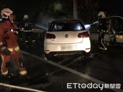 快訊/桃園深夜自撞「死亡火燒車」!3人困車內均燒成焦屍