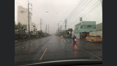 快訊／高雄雨彈襲擊小港區　道路積水現況曝