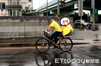 皇上出巡囉！柴孫「雨衣包緊」低頭坐寶位　阿公淋雨騎單車