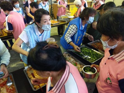 疫情衝擊雪上加霜南投中寮老人飯廳面臨斷炊 頂新和德文教基金會救助如及時雨