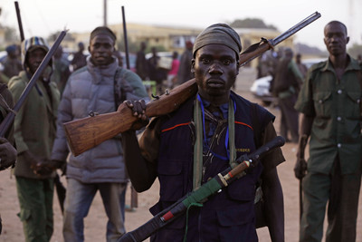 機車暴徒「血洗5村」！奈及利亞大規模槍擊74死　軍醫曝：幾乎都頭部中彈