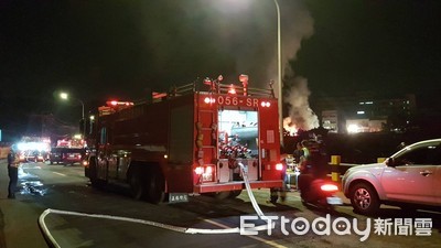 快訊／新北回收場延燒！54輛消防車衝火場…149名消防人員灌救