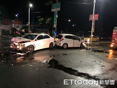 嘉義市2白車「頭對頭」撞擊　各自旋轉180度「尾對尾」…2人傷