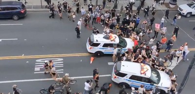 「包圍警方是錯誤的！」紐約警車猛然衝撞示威者　市長回應了