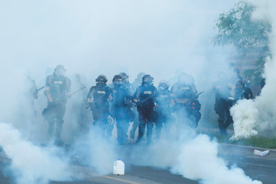 記者側錄示威…無故遭橡膠子彈擊中、頻傳被捕　警出動催淚瓦斯！