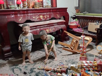 哥倆太猛了!「灰頭土臉」大玩神明廳香灰撒滿地 網笑:珍貴照好好保留