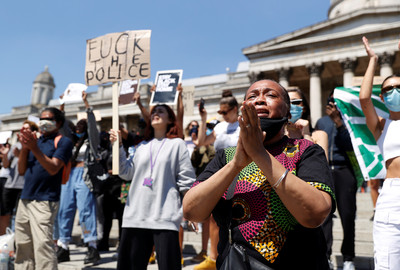 英國也爆發抗議！民眾倫敦街頭聚集　萬人舉牌