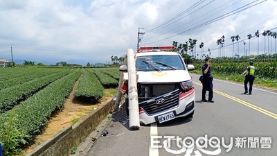 伸手拿無線電分神！南投救護車「向右偏移」　重重撞斷水泥電桿