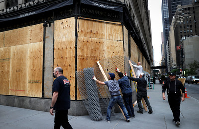 紐約成為海盜的地盤！　第五大道精品店「釘木板自保」避免被搶