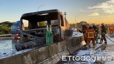 鹽酸槽車國道與轎車碰撞　衝向分隔島後車頭冒火...警消驚險搶救