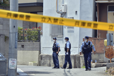 嫌老公因疫情失業沒賺錢！她「十字弓」射夫後竟還補砍數刀