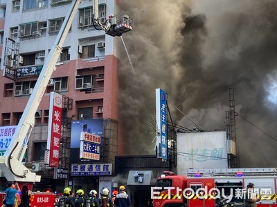 快訊／台中北區日本料理店一早竄火　警消封鎖現場搶救中