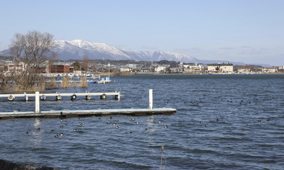 日琵琶湖遊艇翻覆只剩船頭露出　13人含孩童落水…警出動直升機