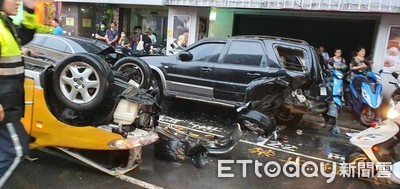 快訊／台北市計程車暴衝！保齡球式「連撞5車」變形翻覆